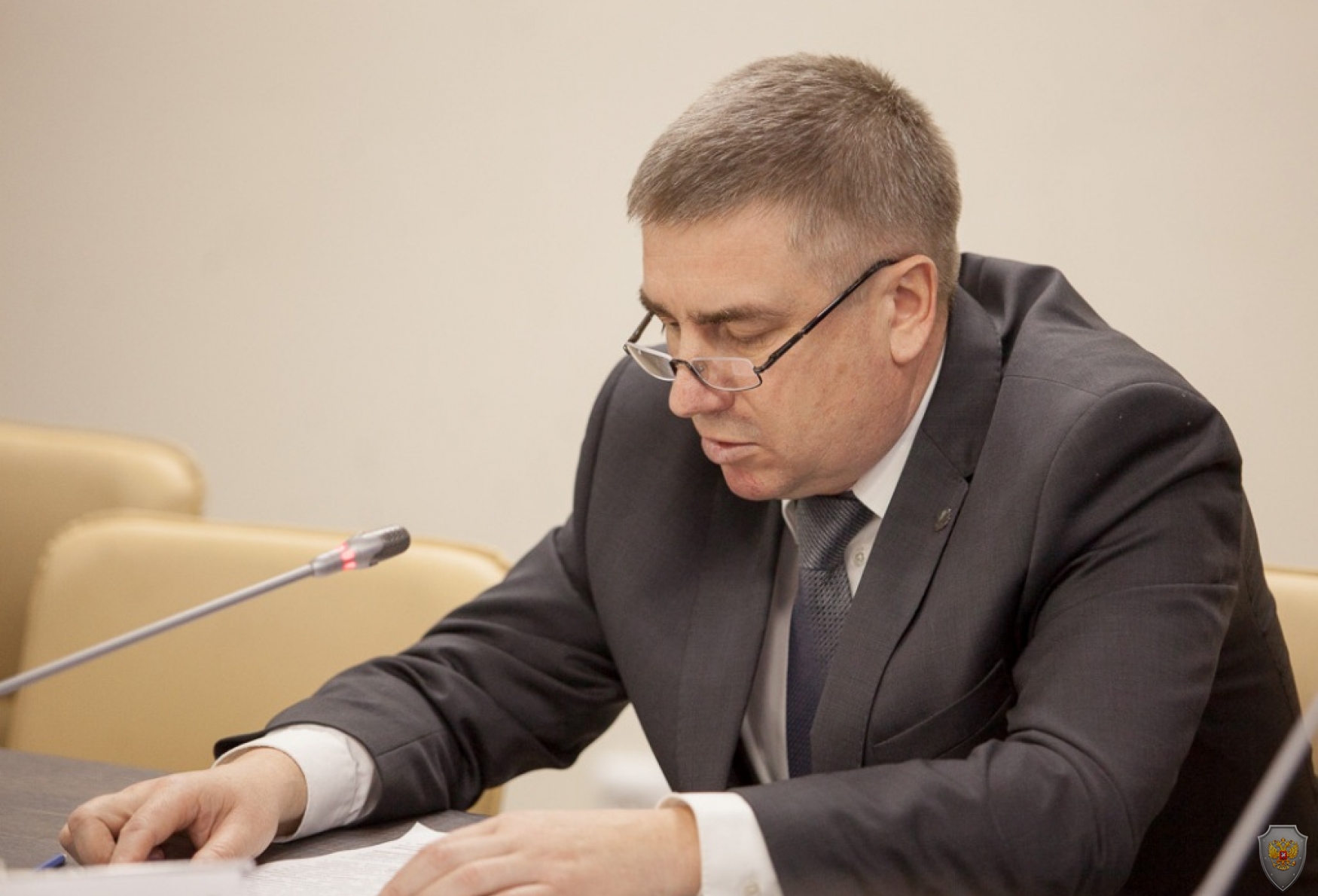 Начальник Управления специальных программ Игорь Виноградский зачитывает доклад