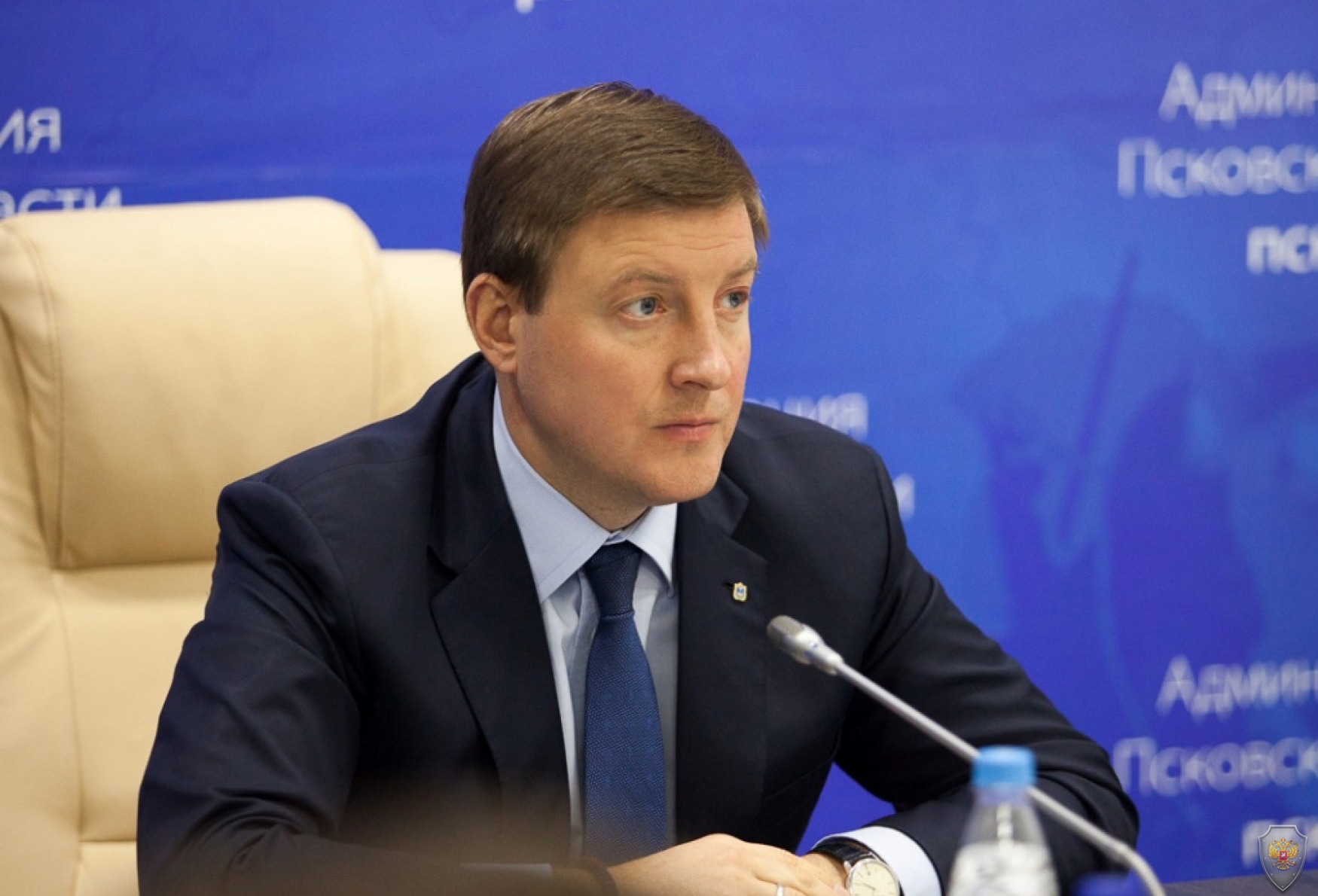 Губернатор Псковской области Андрей Турчак слушает доклад по первому вопросу