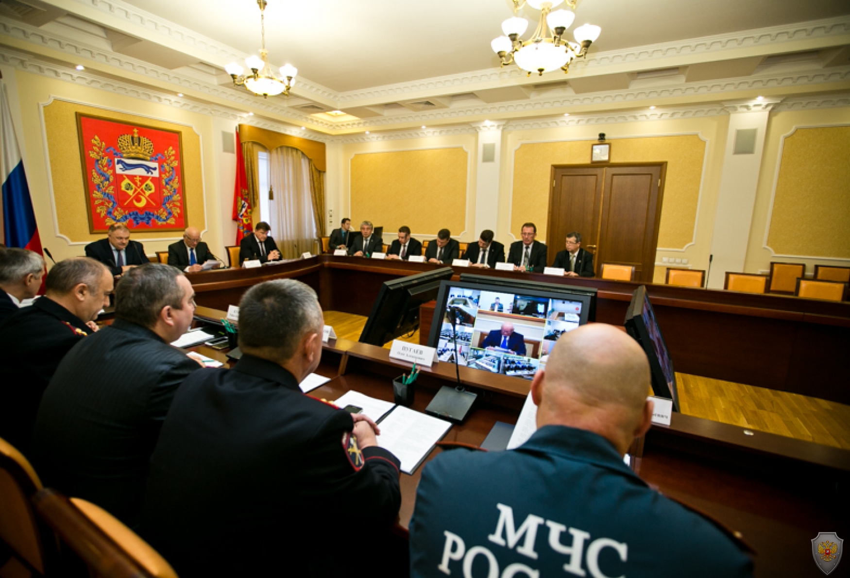 Ю.А.Берг задает вопросы главам МО Оренбургской области, участвующим в заседании АТК в режиме видеоконференции
