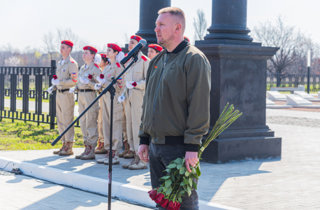 В День жертв украинской агрессии жители Луганской Народной Республики почтили память павших земляков