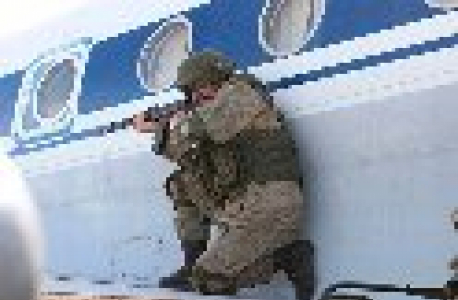 Спецназ ЦВО в ходе учения освободил самолет, захваченный условными террористами
